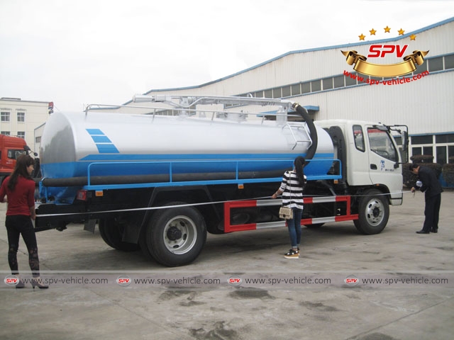 Inspection on liquid waste disposal truck Foton by China Automobile Inspection Bureau